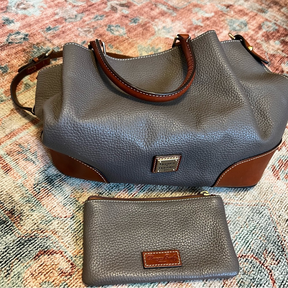 Dooney & Bourke purse excellent condition.